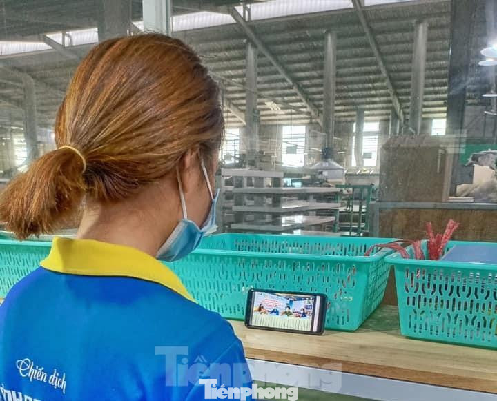 Đoàn viên tận dụng thời gian họp trực tuyến tại nơi làm việc Đoàn viên tận dụng thời gian họp trực tuyến tại nơi làm việc