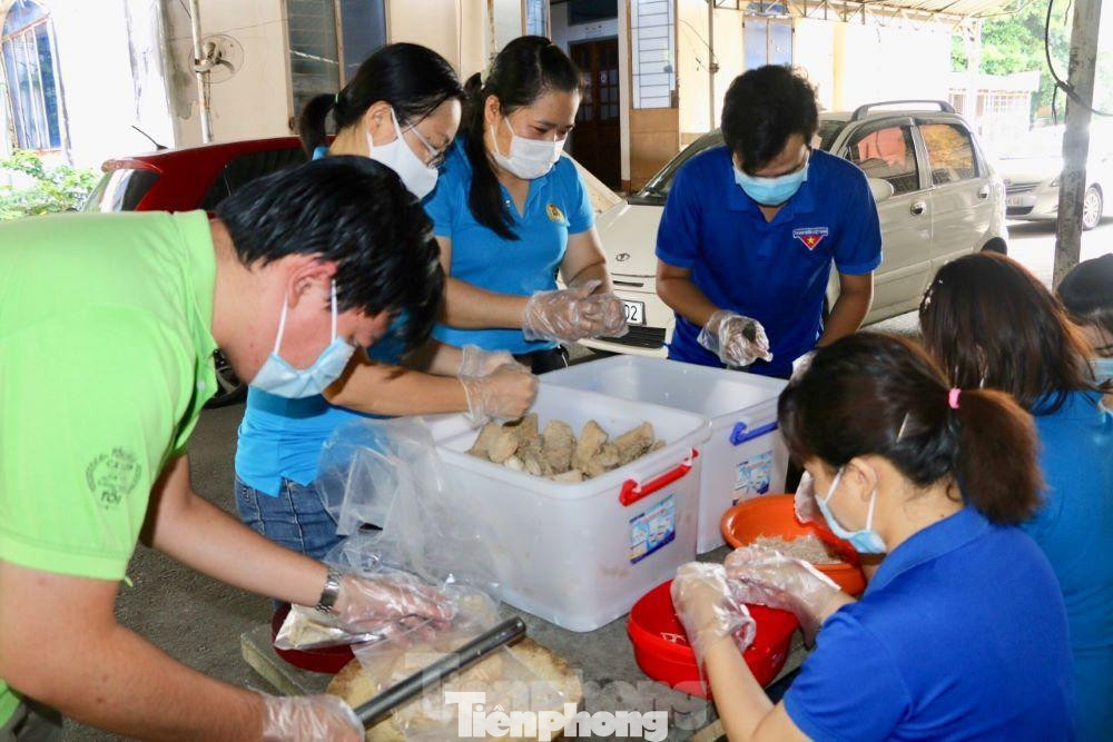 Công đoàn viên làm chà bông phát cho công nhân trong khu vực bị phong tỏa Công đoàn viên làm chà bông phát cho công nhân trong khu vực bị phong tỏa