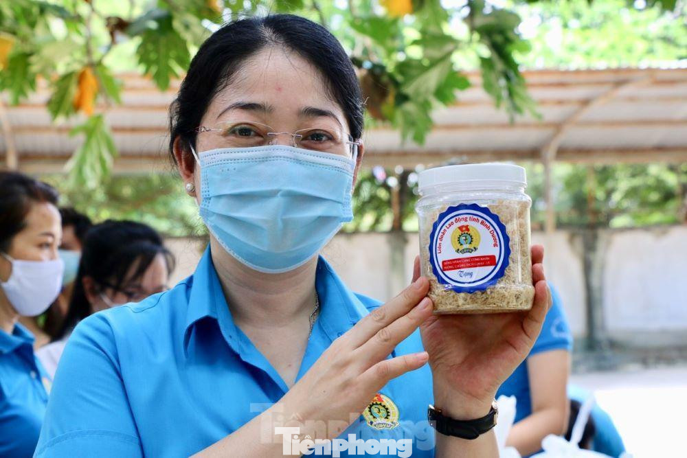 Chà bông thành phẩm được công đoàn gửi đến người lao động với thông điệp "chúng tôi luôn hướng về các bạn". Chà bông thành phẩm được công đoàn gửi đến người lao động với thông điệp "chúng tôi luôn hướng về các bạn".