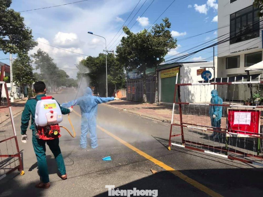 Nhiều điểm ở Bình Dương đang tạm phong tỏa do liên quan đến ca dương tính Nhiều điểm ở Bình Dương đang tạm phong tỏa do liên quan đến ca dương tính