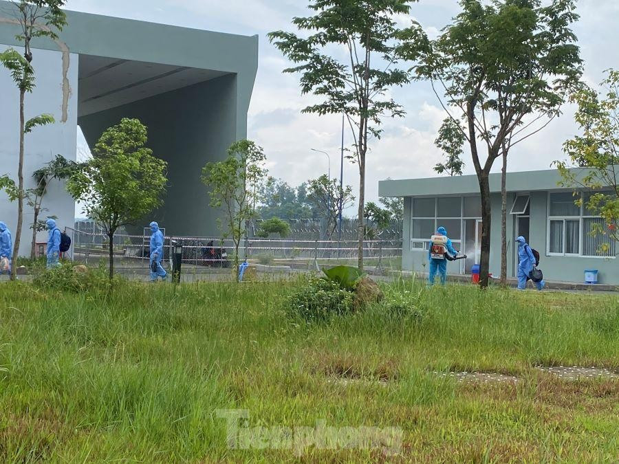 Các trường hợp cách ly được khử trùng từ đầu cổng