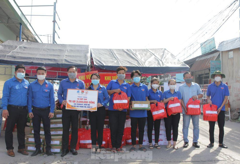 Tỉnh đoàn Bình Dương trao quà và động viên tinh thần lực lượng Đoàn thanh niên tham gia phòng, chống dịch khu vực phong tỏa Tỉnh đoàn Bình Dương trao quà và động viên tinh thần lực lượng Đoàn thanh niên tham gia phòng, chống dịch khu vực phong tỏa