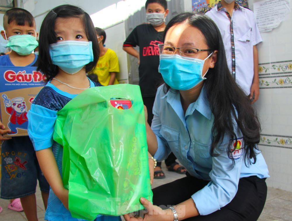 Tặng quà cho thiếu nhi tại tỉnh Bình Phước Tặng quà cho thiếu nhi tại tỉnh Bình Phước