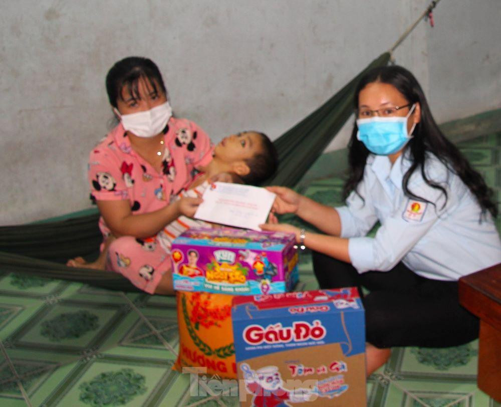 Hội đồng Đội tỉnh Bình Phước trao quà cho thiếu nhi mắc bệnh hiểm nghèo Hội đồng Đội tỉnh Bình Phước trao quà cho thiếu nhi mắc bệnh hiểm nghèo