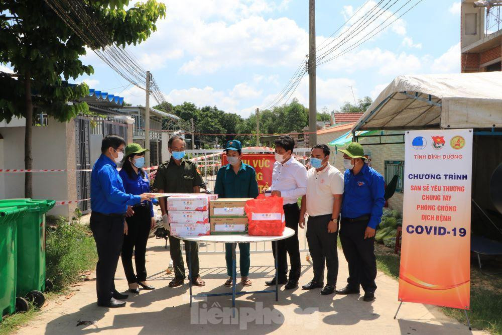 Hiện, trên địa bàn tỉnh Bình Dương có hơn 100 điểm phong tỏa rất cần lực lượng tình nguyên viên tham gia Hiện, trên địa bàn tỉnh Bình Dương có hơn 100 điểm phong tỏa rất cần lực lượng tình nguyên viên tham gia
