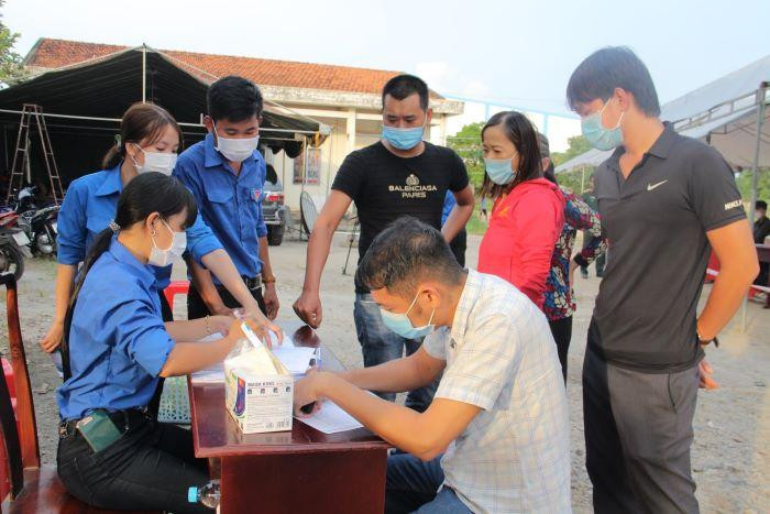 Tại các chốt kiểm dịch đường huyết mạch Bình Phước, các phương tiện đến phải khai báo y tế Tại các chốt kiểm dịch đường huyết mạch Bình Phước, các phương tiện đến phải khai báo y tế