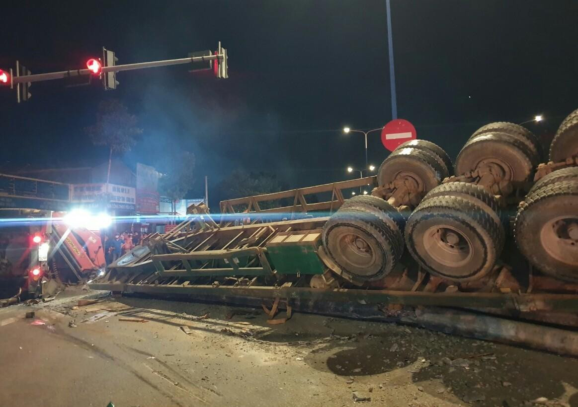 Chiếc xe lật ngửa giữa đường