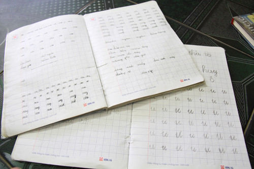 Nét chữ của Chi khá đẹp và ngay ngắn. Ảnh: Trường Phong