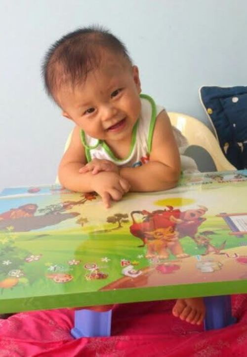 Cậu bé bị đâm xuyên não khỏe mạnh đón thôi nôi ảnh 3