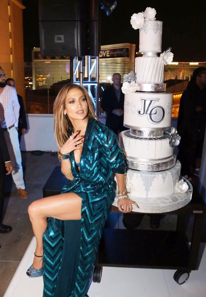 Jennifer Lopez mặc táo bạo, thân mật bên CR7 trong tiệc sinh nhật ảnh 3
