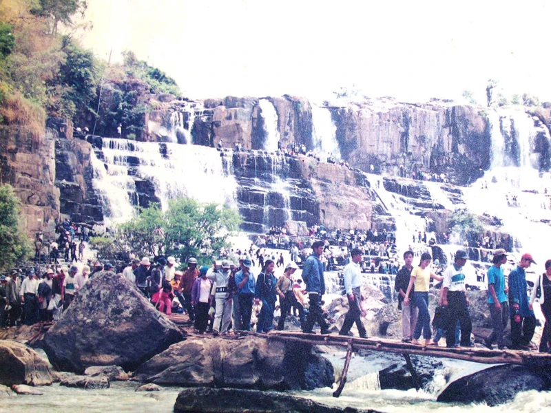 Giới trẻ nô nức trẩy hội Pongour