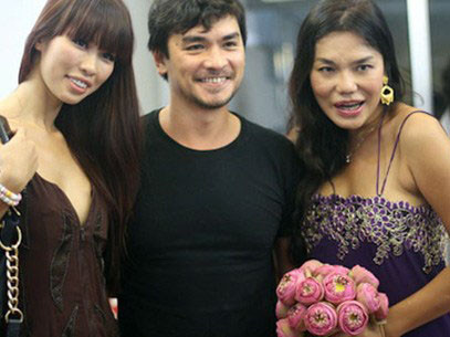 Cindy Thái Tài (bìa phải) trong ngày khai trương cửa hiệu trang điểm, đồ cưới riêng