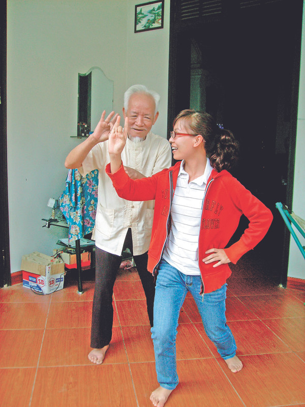 Cụ Lục hướng dẫn từng động tác múa bồng cho lớp trẻ. Cụ Lục hướng dẫn từng động tác múa bồng cho lớp trẻ