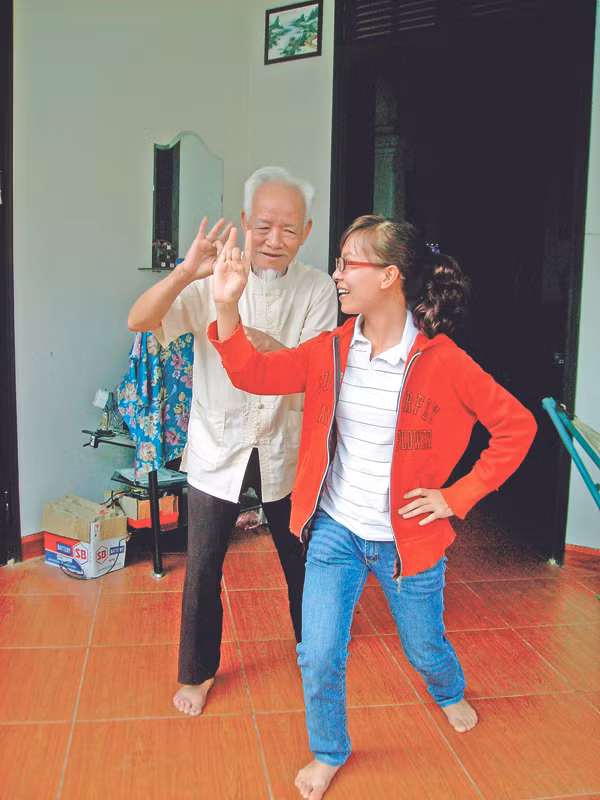Cụ Lục hướng dẫn từng động tác múa bồng cho lớp trẻ