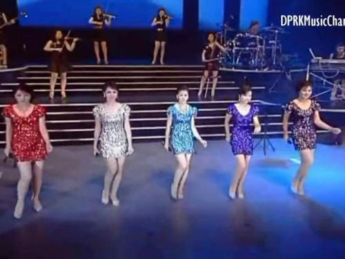 5 nữ ca sĩ trong ban nhạc xuất hiện trên sân khấu trong trang phục hiện đại. Ảnh: REUTERS