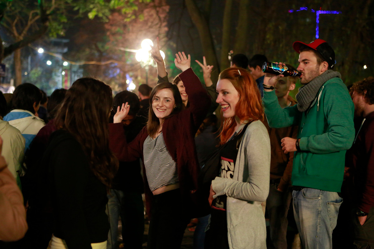 Các bạn nước ngoài rất phấn khích khi được đón giao thừa tại Việt Nam