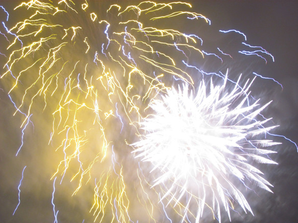 Phát pháo hoa đầu tiên chào đón giao thừa tại thành Vinh lúc 0h đêm 30 Tết.