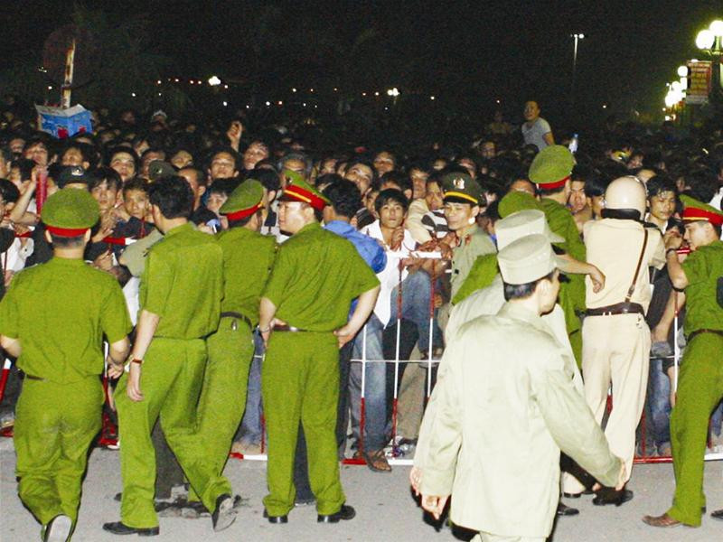 Lực lượng bảo vệ lễ hội được huy động tối đa để chặn biển người chen lấn vào đền “cướp” ấn