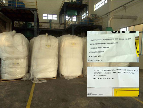 Lô hàng của Công ty Tianhua giả mạo xuất xứ Việt Nam (ảnh lớn). Hàng xuất xứ Trung Quốc sau đó được thay đổi nhãn mác Việt Nam (ảnh nhỏ) - Ảnh: CTV