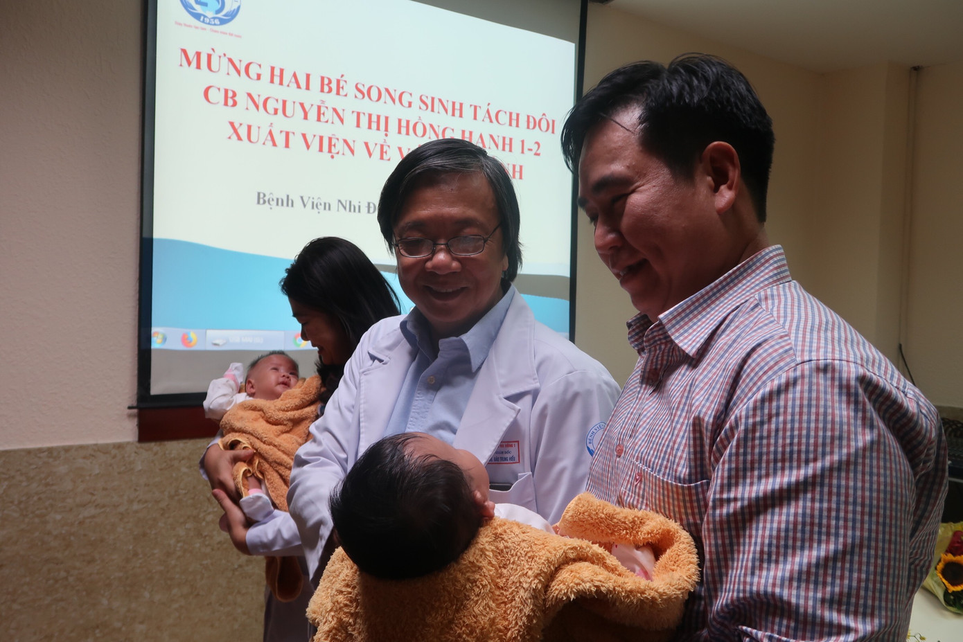 Hình ảnh đáng yêu của cặp song sinh dính liền gan trong ngày xuất viện ảnh 8