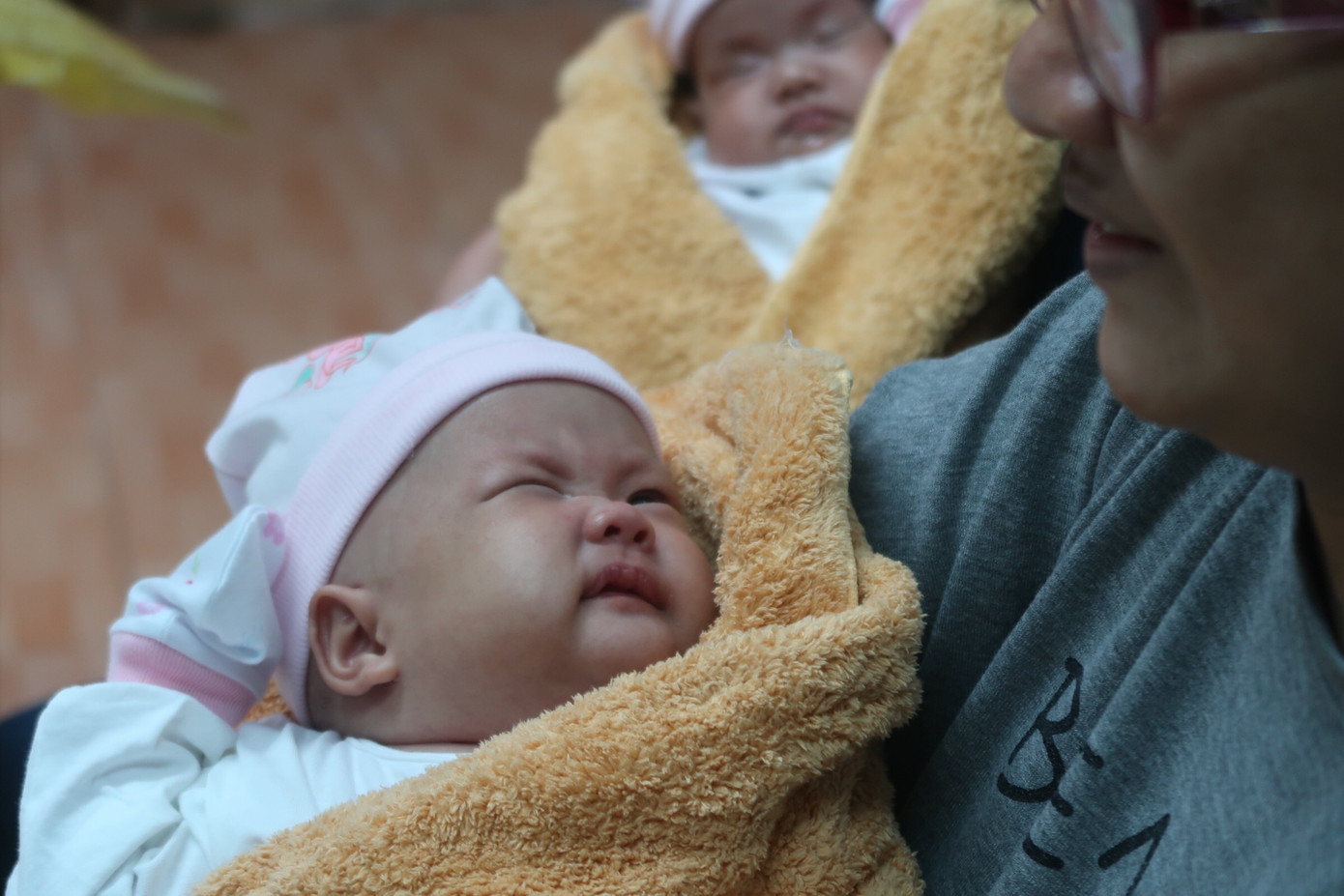 Hình ảnh đáng yêu của cặp song sinh dính liền gan trong ngày xuất viện ảnh 3