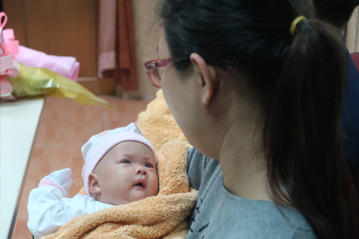 Hình ảnh đáng yêu của cặp song sinh dính liền gan trong ngày xuất viện ảnh 2