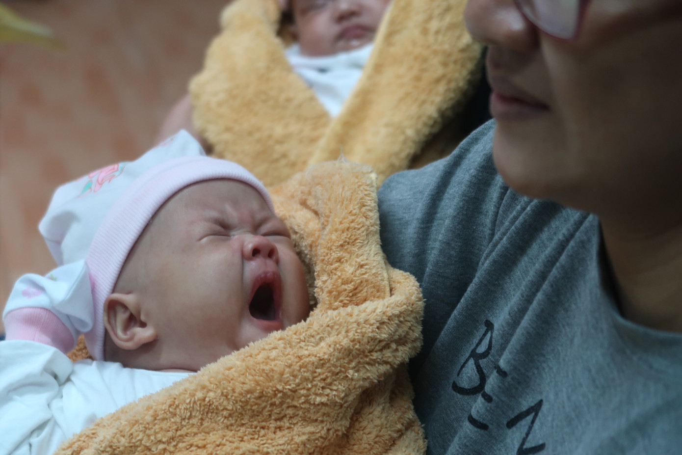 Hình ảnh đáng yêu của cặp song sinh dính liền gan trong ngày xuất viện ảnh 5