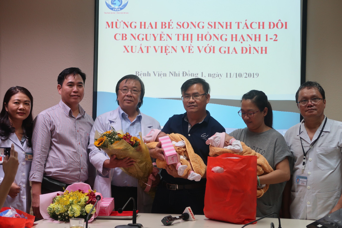 Hình ảnh đáng yêu của cặp song sinh dính liền gan trong ngày xuất viện ảnh 9