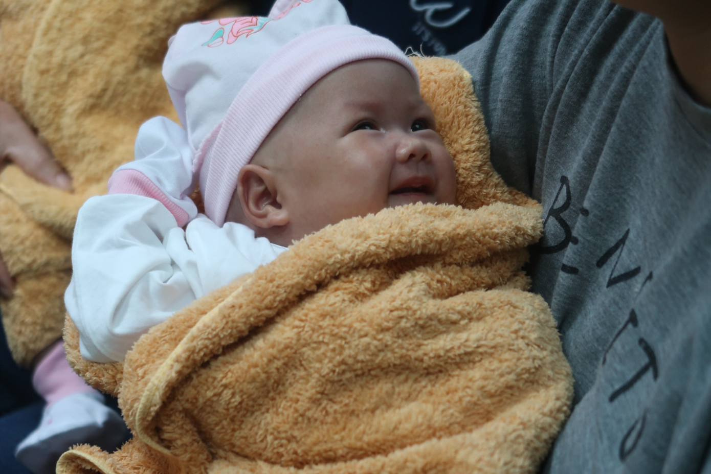 Hình ảnh đáng yêu của cặp song sinh dính liền gan trong ngày xuất viện ảnh 7