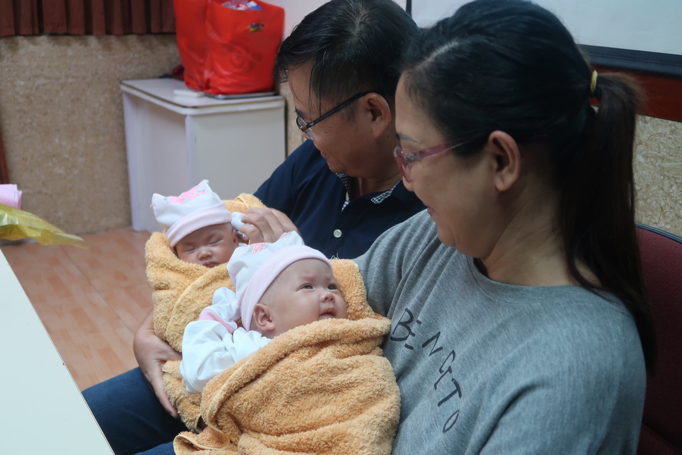 Hình ảnh đáng yêu của cặp song sinh dính liền gan trong ngày xuất viện ảnh 1