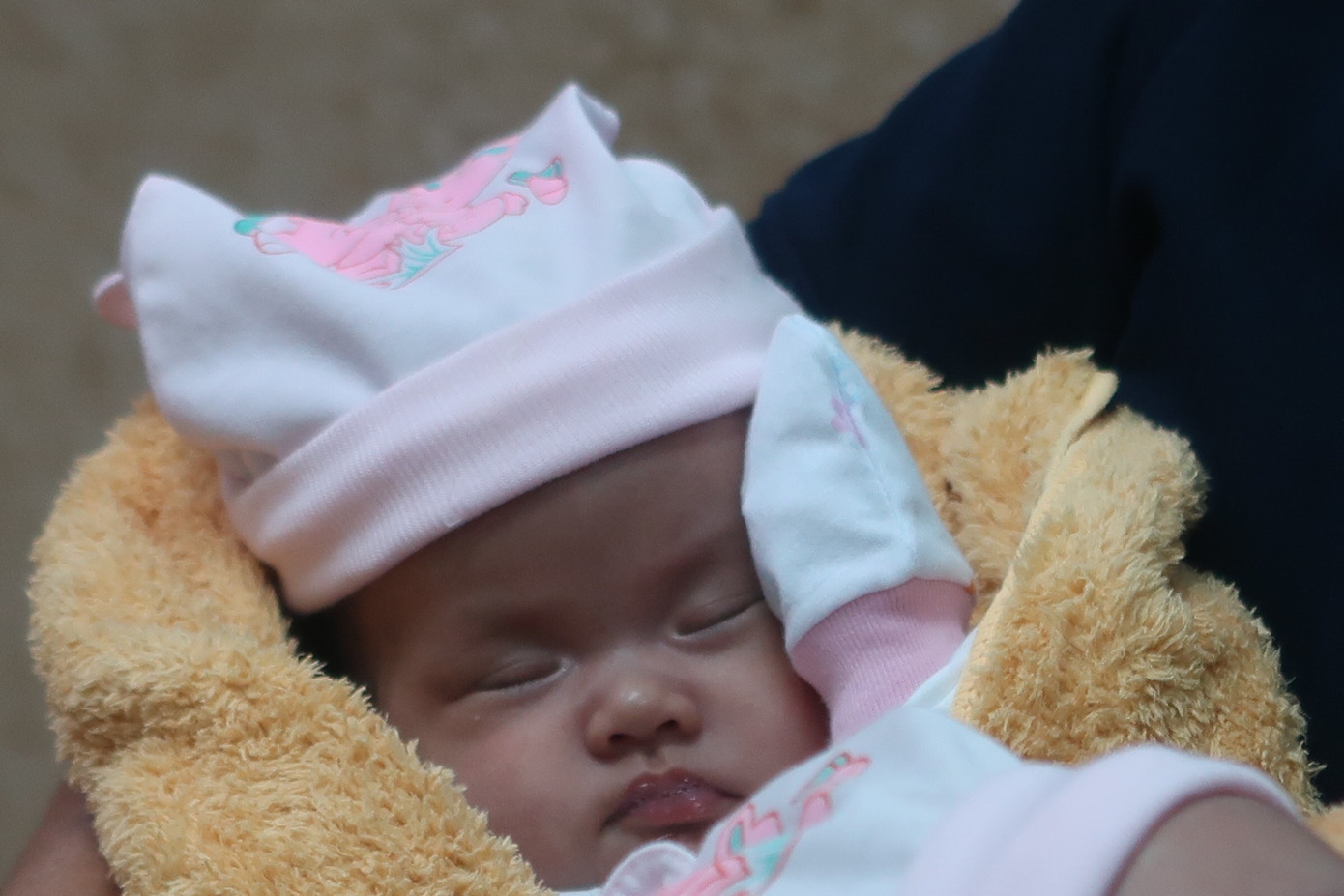 Hình ảnh đáng yêu của cặp song sinh dính liền gan trong ngày xuất viện ảnh 6