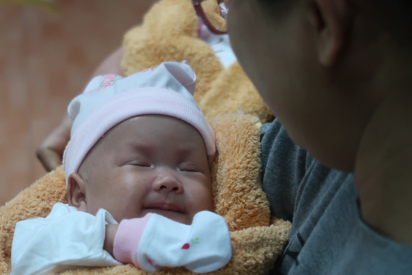 Hình ảnh đáng yêu của cặp song sinh dính liền gan trong ngày xuất viện ảnh 4