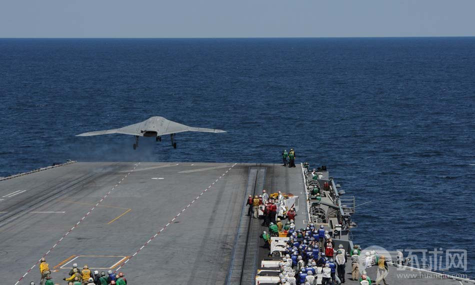 X-47B đã lần đầu tiên cất cánh thành công trên tàu sân bay. X-47B đã lần đầu tiên cất cánh thành công trên tàu sân bay