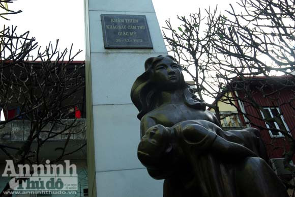 Tượng đài Khâm Thiên đã trở thành nơi giáo dục truyền thống về sự anh dũng hy sinh cho thế hệ trẻ hôm nay 