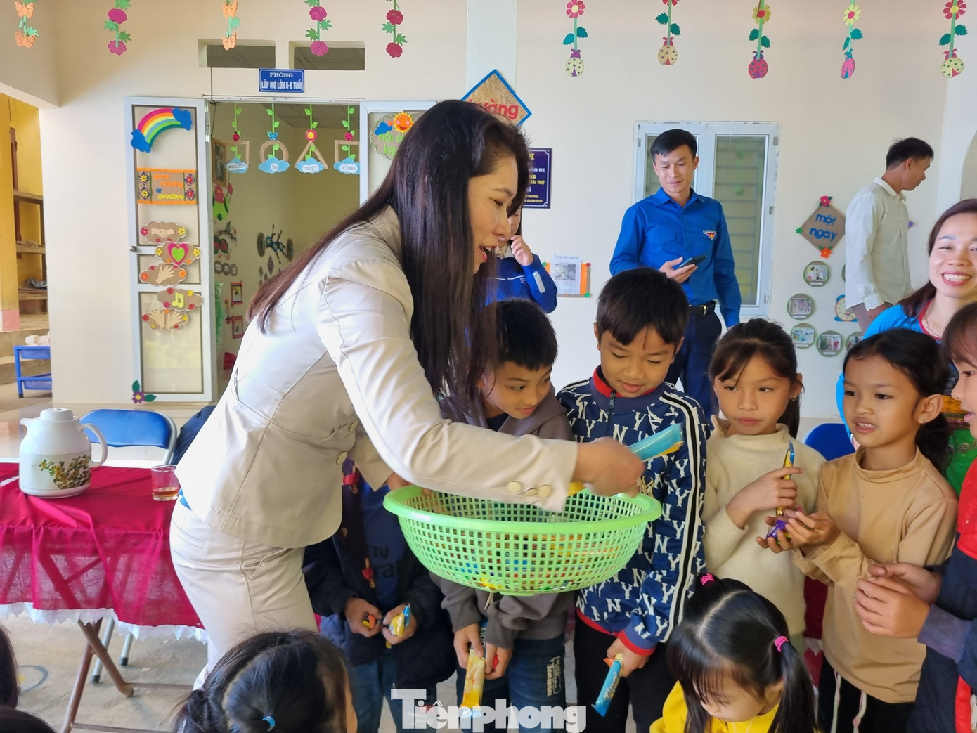 Đại biểu tặng kẹo, bánh cho các cháu học sinh. Đại biểu tặng kẹo, bánh cho các cháu học sinh.