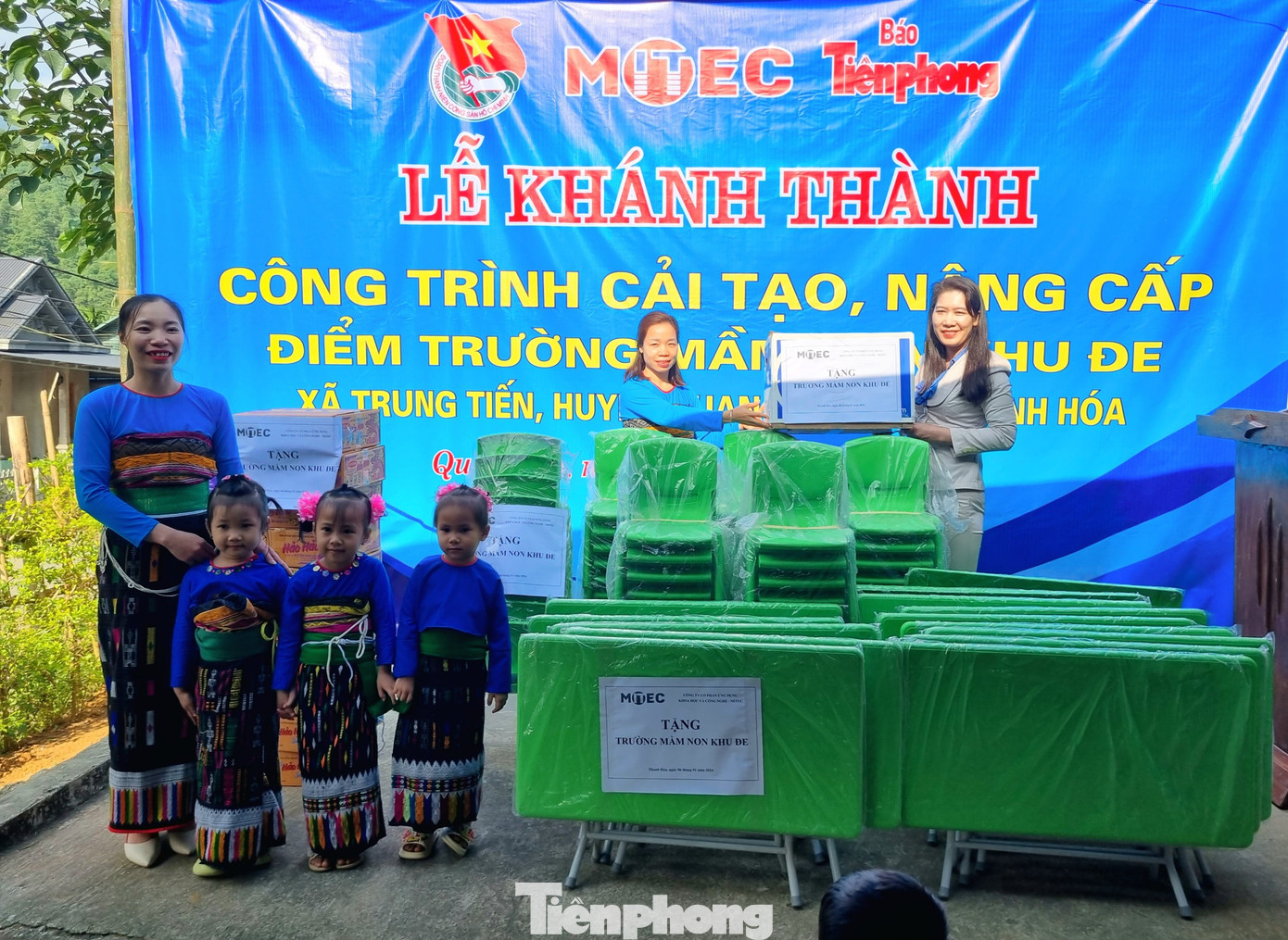 Công ty MITEC tặng học sinh 15 bộ bàn ghế, bánh kẹo và mì tôm. Công ty MITEC tặng học sinh 15 bộ bàn ghế, bánh kẹo và mì tôm.