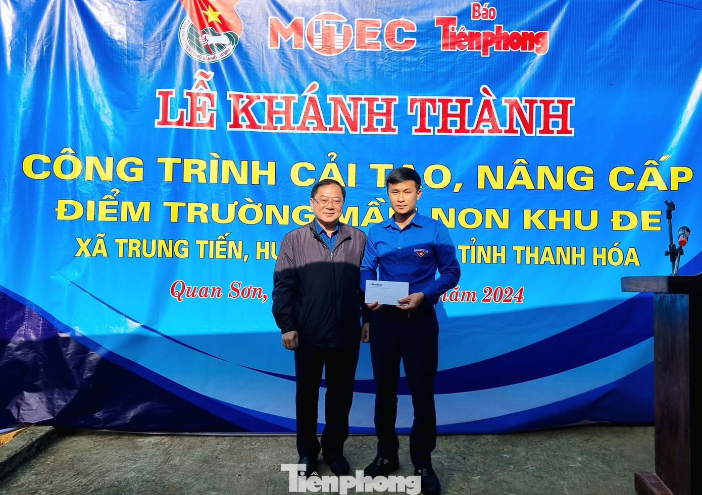 Nhà báo Lê Xuân Sơn tặng quà động viên đoàn viên thanh niên xã Trung Tiến đã góp công sửa chữa, nâng cấp điểm trường mầm non bản Khu Đe. Nhà báo Lê Xuân Sơn tặng quà động viên đoàn viên thanh niên xã Trung Tiến đã góp công sửa chữa, nâng cấp điểm trường mầm non bản Khu Đe.