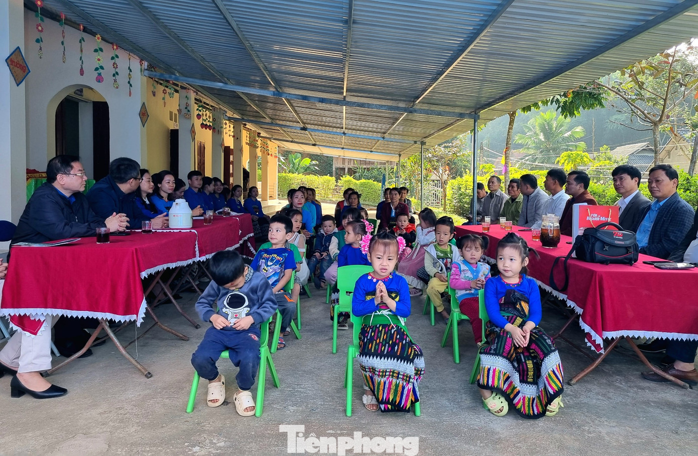 Quang cảnh buổi lễ khánh thành điểm trường mầm non Khu Đe. Quang cảnh buổi lễ khánh thành điểm trường mầm non Khu Đe.