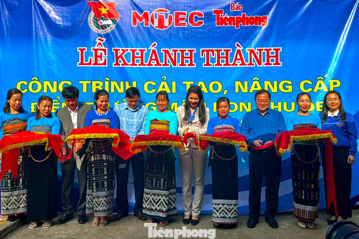 Các đại biểu cắt băng khánh thành trường. Các đại biểu cắt băng khánh thành trường.