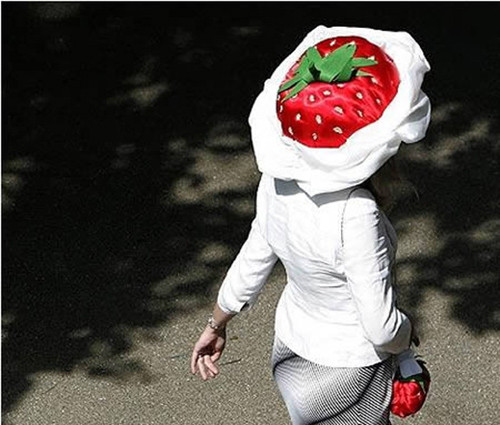 Chiếc mũ quả dâu tây. Chiếc mũ quả dâu tây