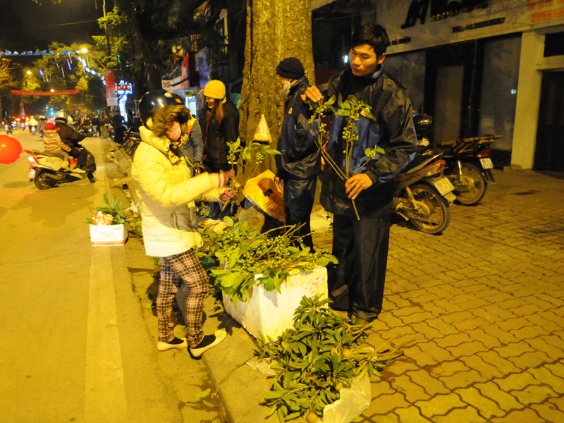 Dọc các tuyến phố, người ta rao bán muối và lộc xuân