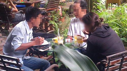 Vợ chồng ông Kiên (bên phải) giao dịch làm bằng thạc sĩ với khách hàng giá 18 triệu đồng tại quán cà phê trên đường Đinh Bộ Lĩnh, Q.Bình Thạnh, TP.HCM. Ảnh: Đức Thanh Vợ chồng ông Kiên (bên phải) giao dịch làm bằng thạc sĩ với khách hàng giá 18 triệu đồng tại quán cà phê trên đường Đinh Bộ Lĩnh, Q.Bình Thạnh, TP.HCM