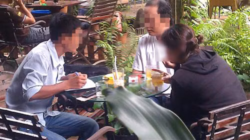 Vợ chồng ông Kiên (bên phải) giao dịch làm bằng thạc sĩ với khách hàng giá 18 triệu đồng tại quán cà phê trên đường Đinh Bộ Lĩnh, Q.Bình Thạnh, TP.HCM