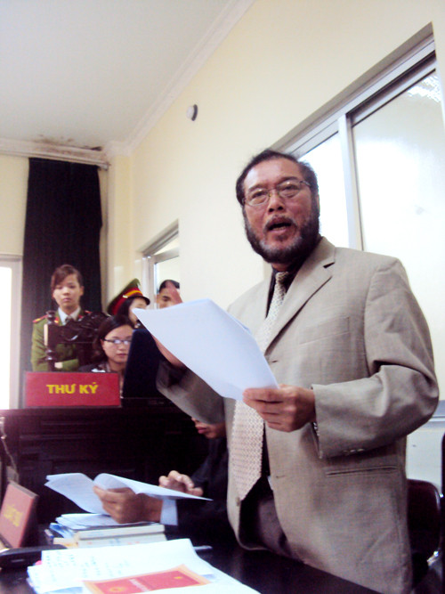 Luật sư Ngô Ngọc Thủy (Đoàn luật sư Hà Nội)người bào chữa cho bị cáo Nghĩa