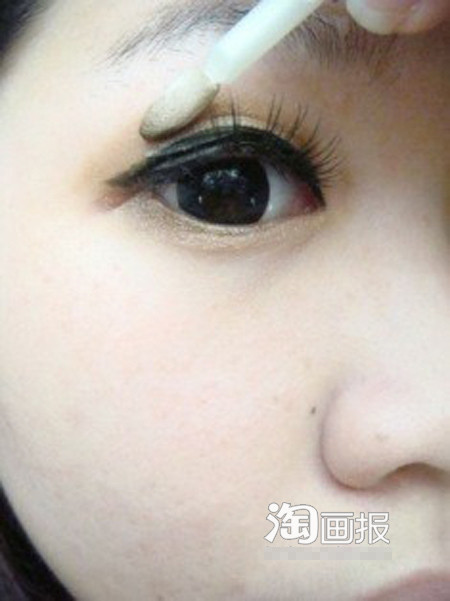 Chải lên toàn bộ mí trên theo hình vòm của mắt