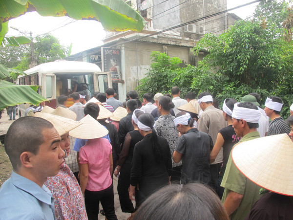 Đoàn người tiễn đưa đôi vợ chồng xấu số . Đoàn người tiễn đưa đôi vợ chồng già xấu số