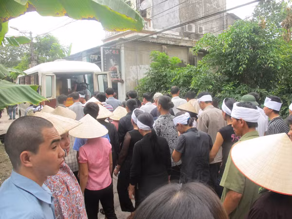 Đoàn người tiễn đưa đôi vợ chồng già xấu số 