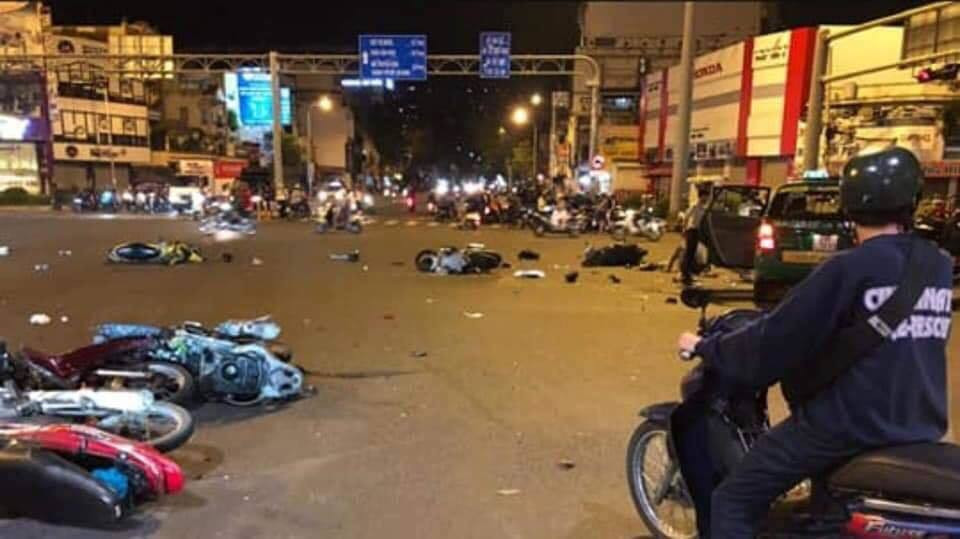 Chi tiết chiếc Lexus đâm hàng loạt xe máy ven hồ Tây ảnh 6