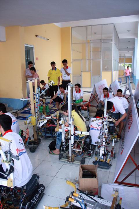 Các đội Robocon chờ tới lượt thử sân