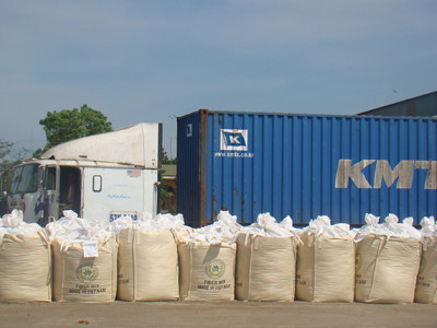 Sản phẩm thức ăn gia súc được đóng bao vận chuyển bằng container xuất khẩu